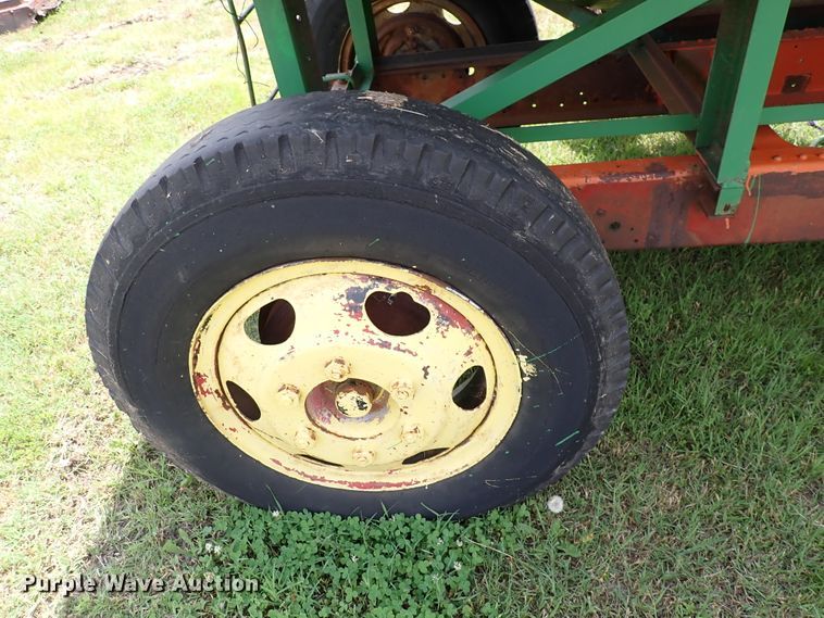 image for item IV9330 Huskee  gravity wagon