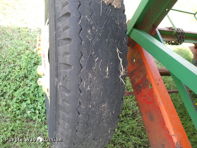 image for item IV9330 Huskee  gravity wagon