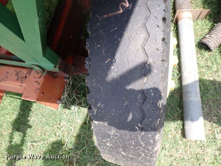 image for item IV9330 Huskee  gravity wagon