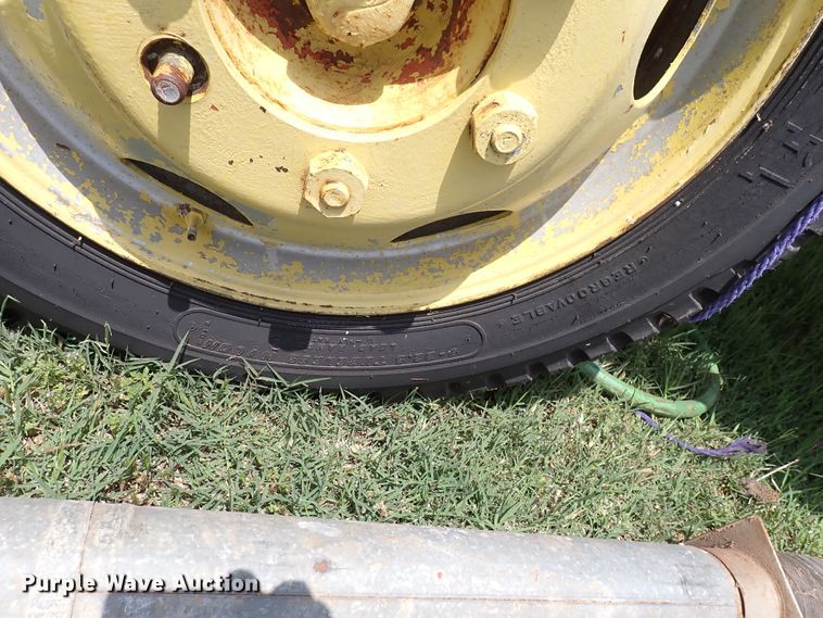 image for item IV9330 Huskee  gravity wagon