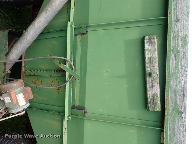 image for item IV9330 Huskee  gravity wagon