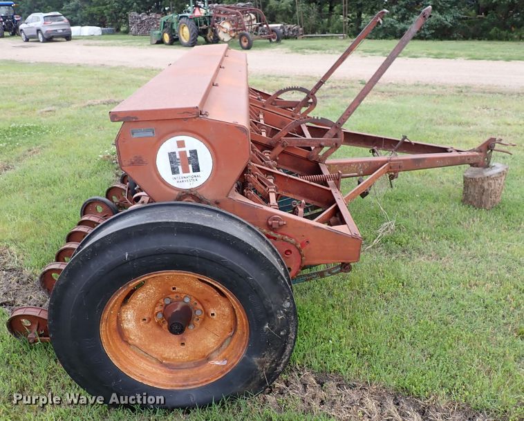 image for item IV9332 International Harvester  seeder