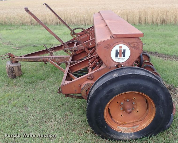 image for item IV9332 International Harvester  seeder