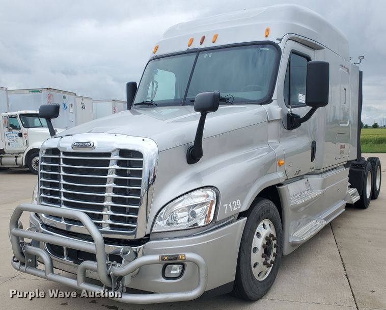 image for item DI5171 2014 Freightliner Cascadia  semi truck