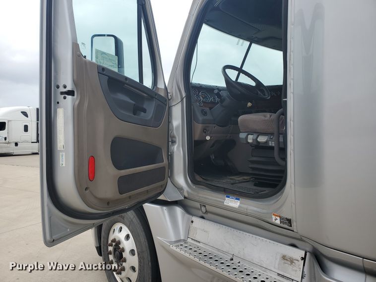 image for item DI5171 2014 Freightliner Cascadia  semi truck