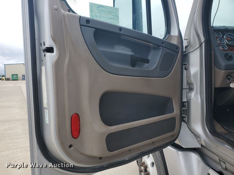 image for item DI5171 2014 Freightliner Cascadia  semi truck