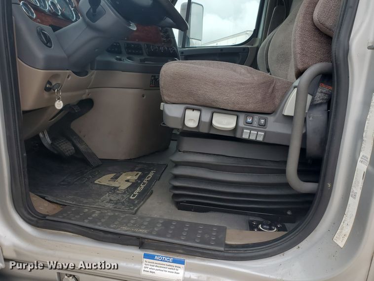 image for item DI5171 2014 Freightliner Cascadia  semi truck