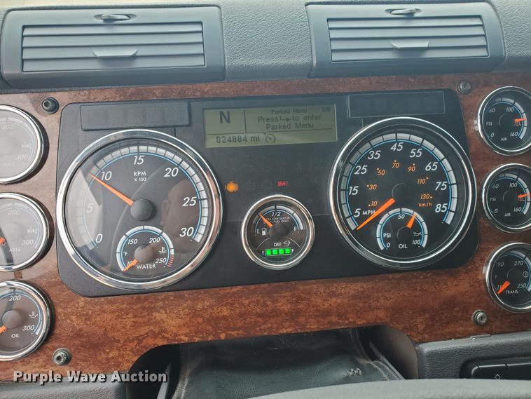 image for item DI5171 2014 Freightliner Cascadia  semi truck