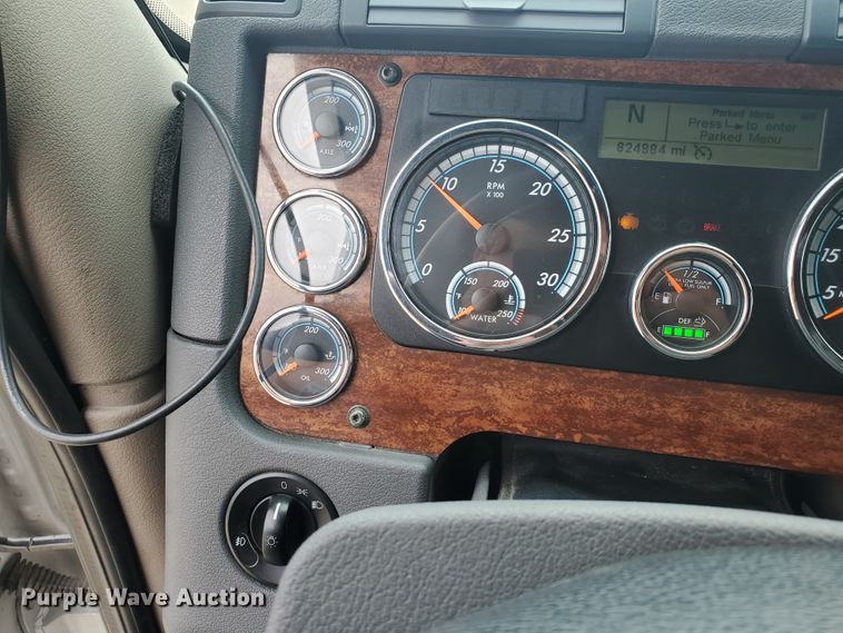 image for item DI5171 2014 Freightliner Cascadia  semi truck