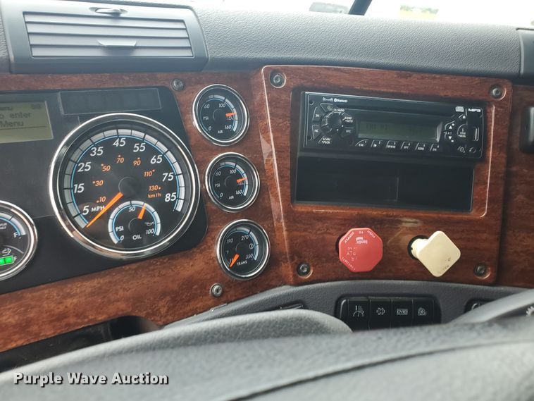 image for item DI5171 2014 Freightliner Cascadia  semi truck