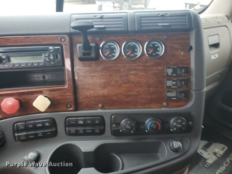 image for item DI5171 2014 Freightliner Cascadia  semi truck