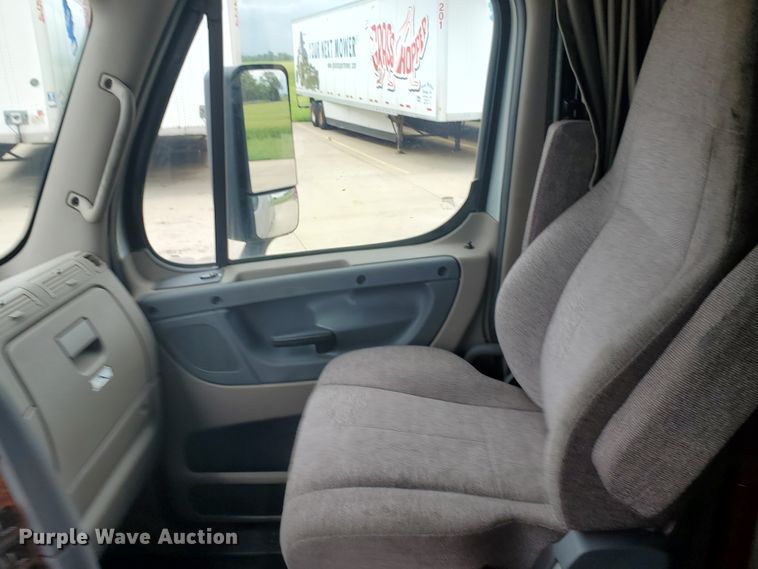 image for item DI5171 2014 Freightliner Cascadia  semi truck