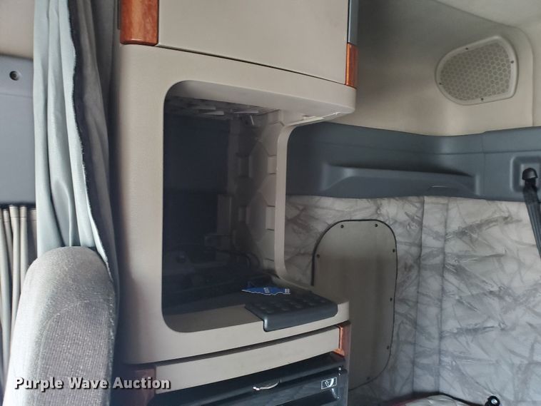 image for item DI5171 2014 Freightliner Cascadia  semi truck