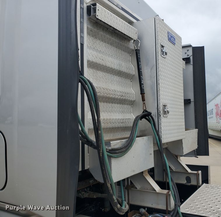 image for item DI5171 2014 Freightliner Cascadia  semi truck