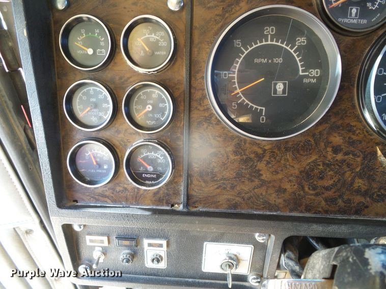 image for item DI5647 1984 Kenworth W900  semi truck