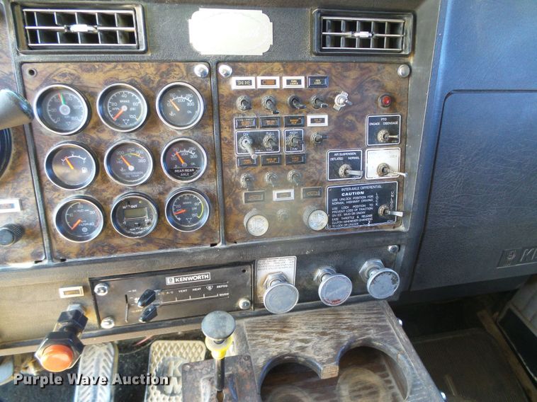 image for item DI5647 1984 Kenworth W900  semi truck