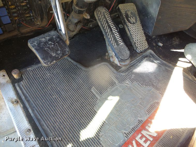 image for item DI5647 1984 Kenworth W900  semi truck