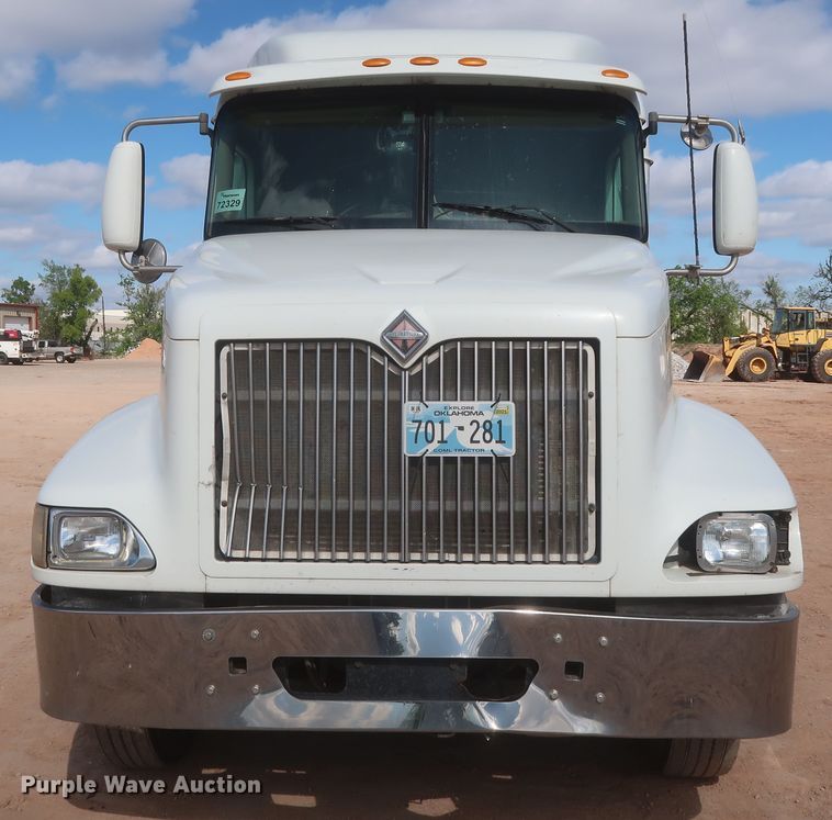 image for item DJ1886 2002 International 9200i  semi truck