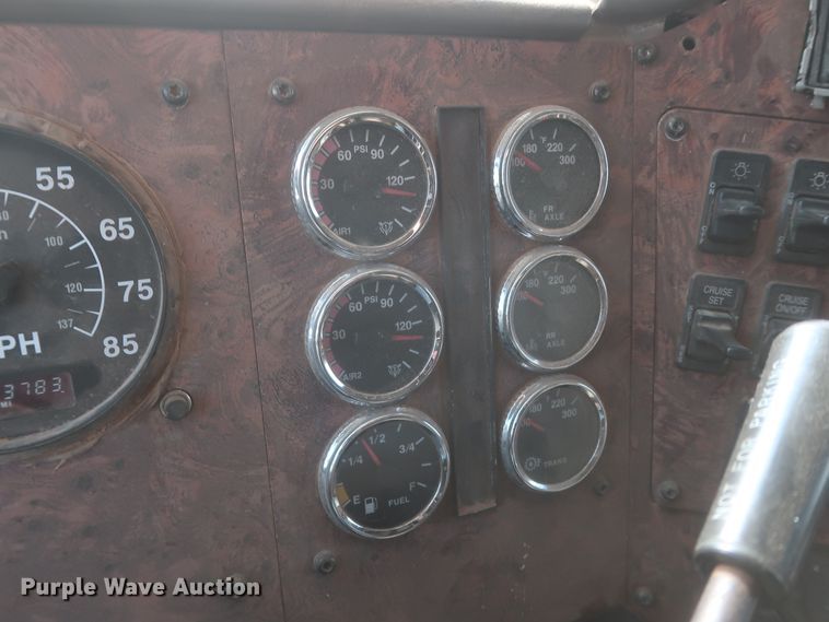 image for item DJ1886 2002 International 9200i  semi truck