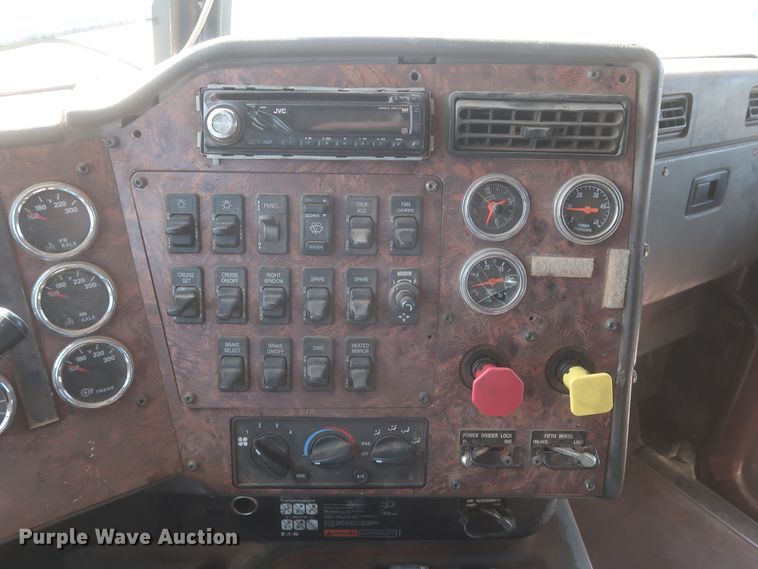 image for item DJ1886 2002 International 9200i  semi truck