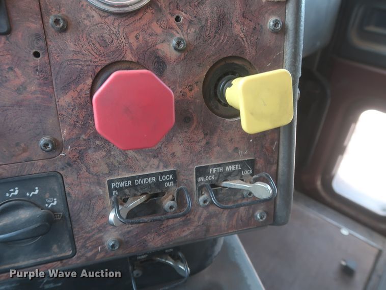 image for item DJ1886 2002 International 9200i  semi truck