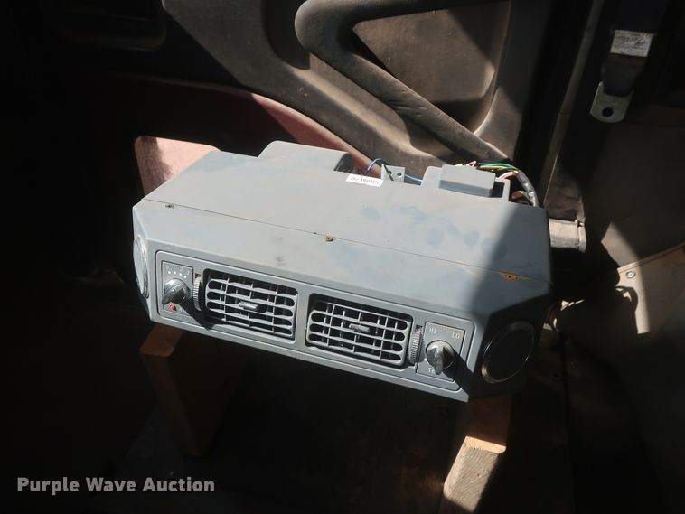 image for item DJ1886 2002 International 9200i  semi truck