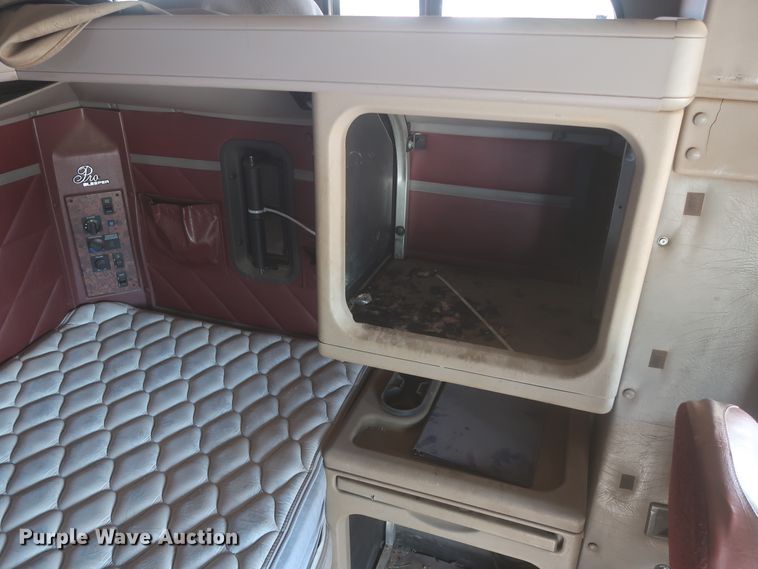 image for item DJ1886 2002 International 9200i  semi truck