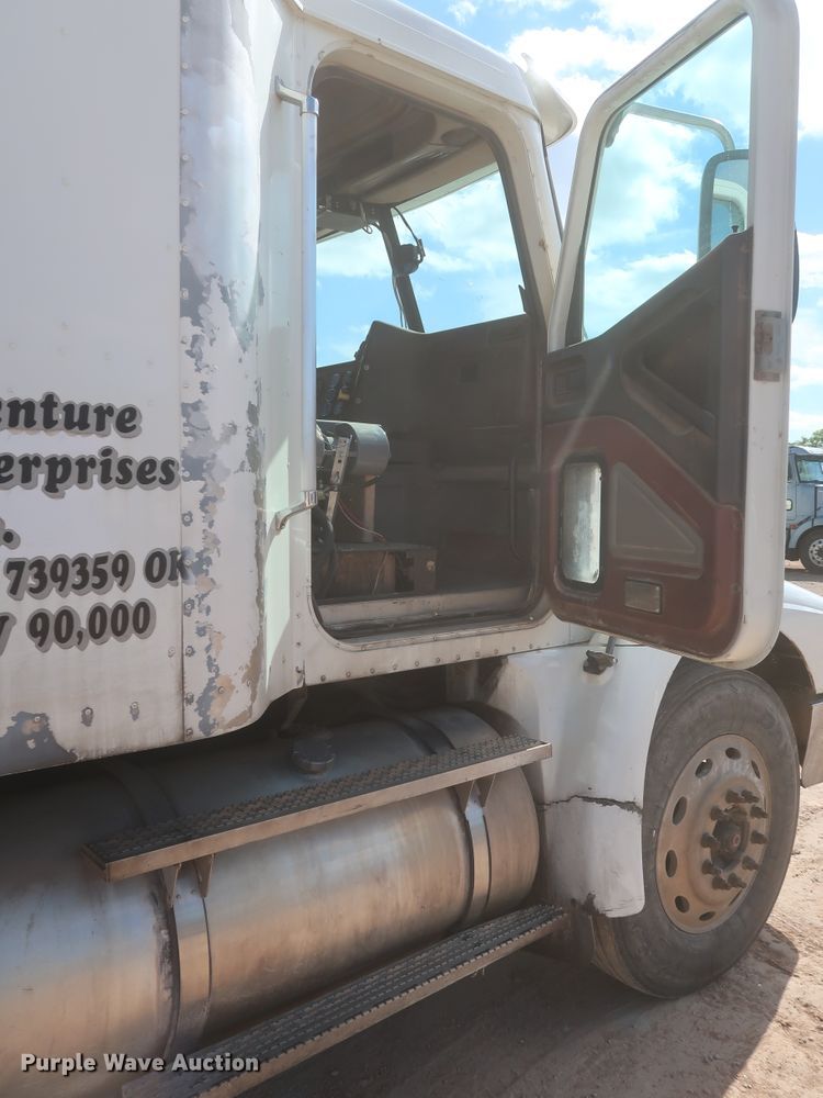 image for item DJ1886 2002 International 9200i  semi truck