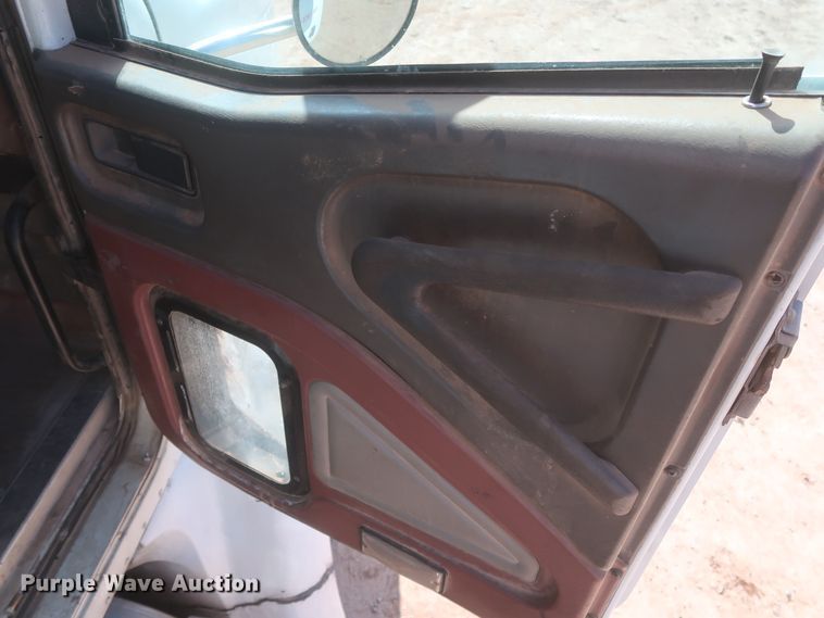 image for item DJ1886 2002 International 9200i  semi truck