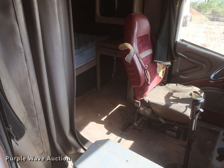 image for item DJ1886 2002 International 9200i  semi truck