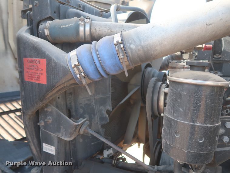 image for item DJ1886 2002 International 9200i  semi truck