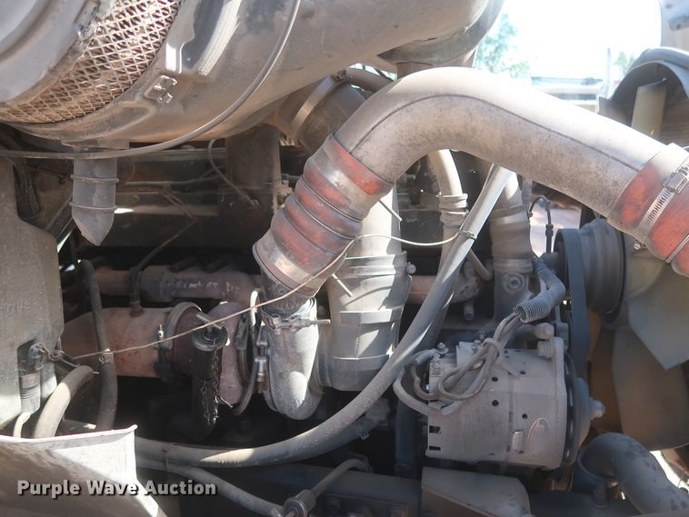 image for item DJ1886 2002 International 9200i  semi truck