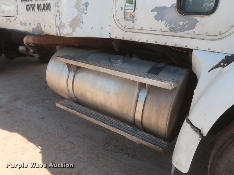 image for item DJ1886 2002 International 9200i  semi truck