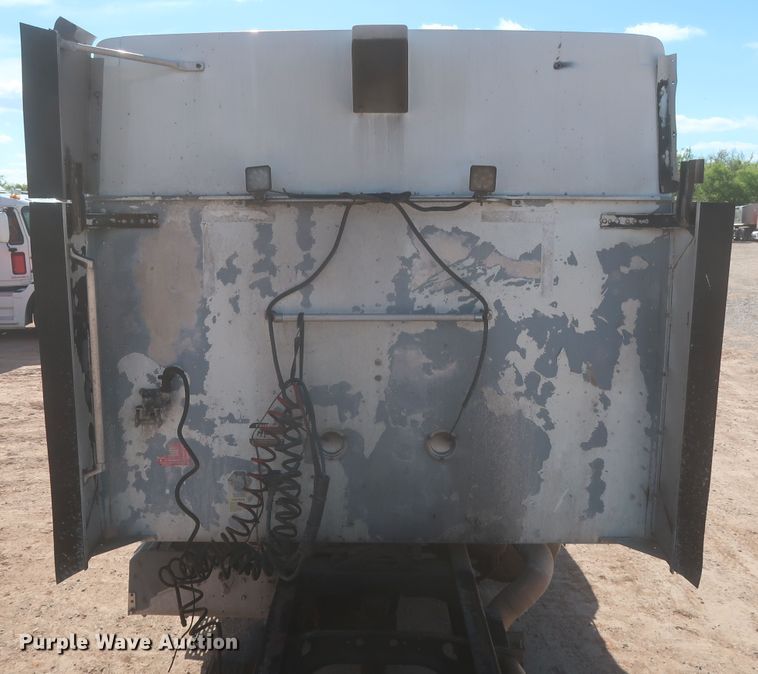 image for item DJ1886 2002 International 9200i  semi truck