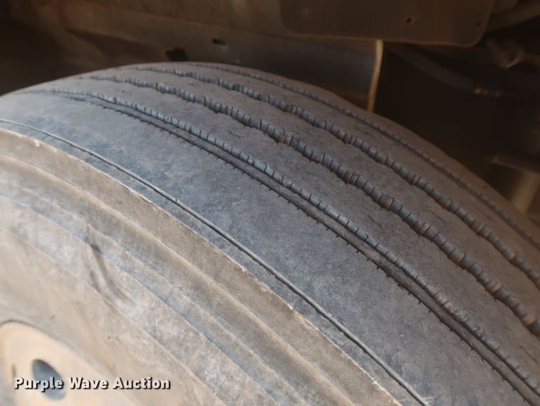 image for item DJ1886 2002 International 9200i  semi truck