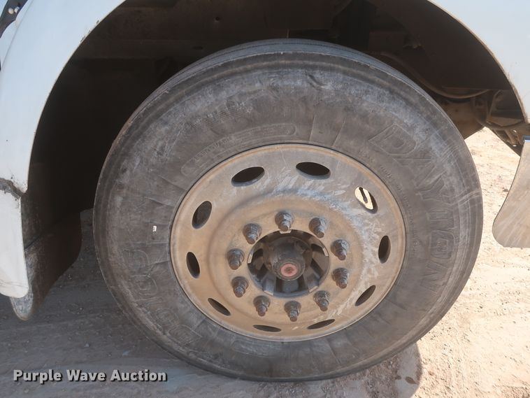 image for item DJ1886 2002 International 9200i  semi truck