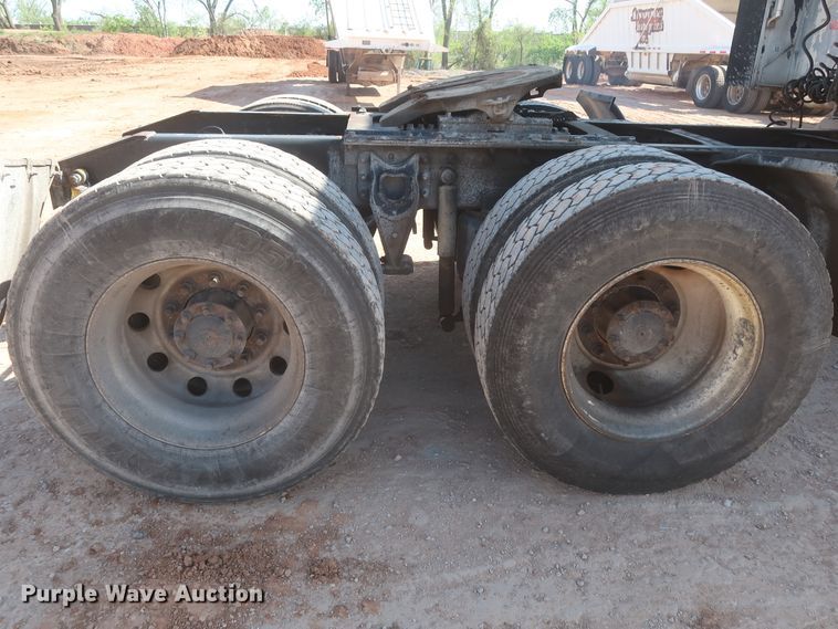 image for item DJ1886 2002 International 9200i  semi truck