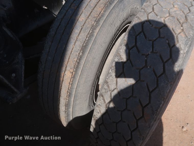 image for item DJ1886 2002 International 9200i  semi truck