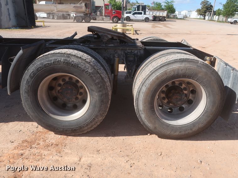 image for item DJ1886 2002 International 9200i  semi truck