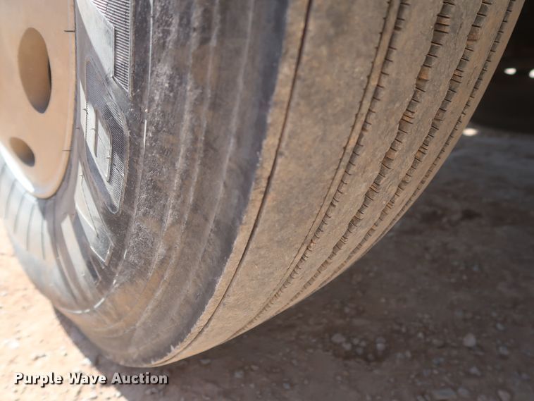 image for item DJ1886 2002 International 9200i  semi truck