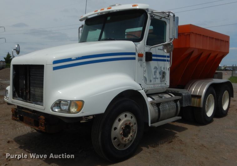 image for item DJ1907 2004 International 9400i  spreader truck