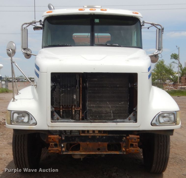 image for item DJ1907 2004 International 9400i  spreader truck