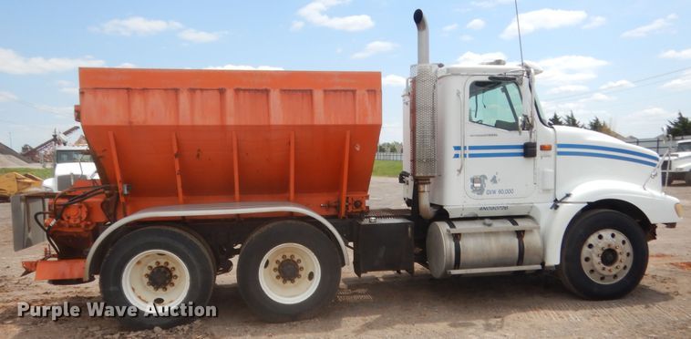 image for item DJ1907 2004 International 9400i  spreader truck