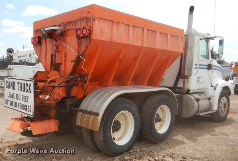 image for item DJ1907 2004 International 9400i  spreader truck