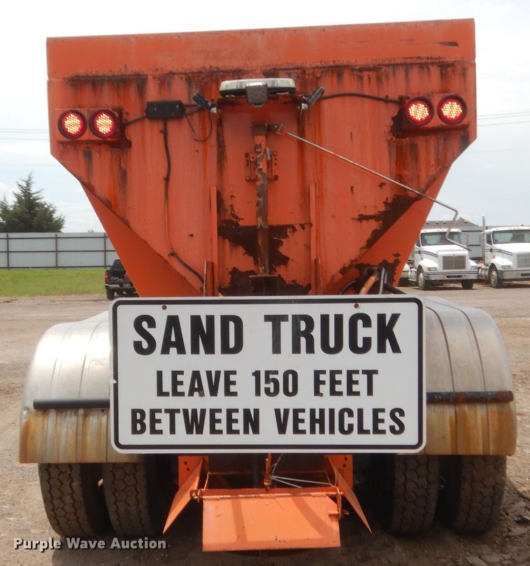 image for item DJ1907 2004 International 9400i  spreader truck