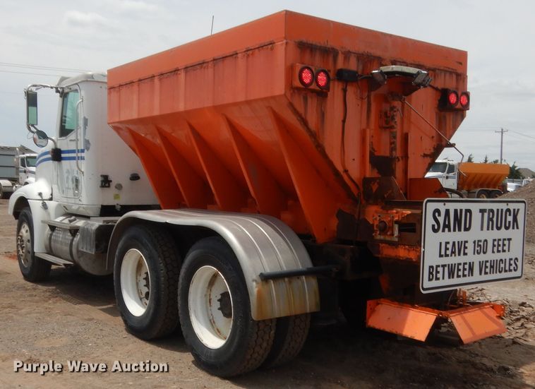 image for item DJ1907 2004 International 9400i  spreader truck