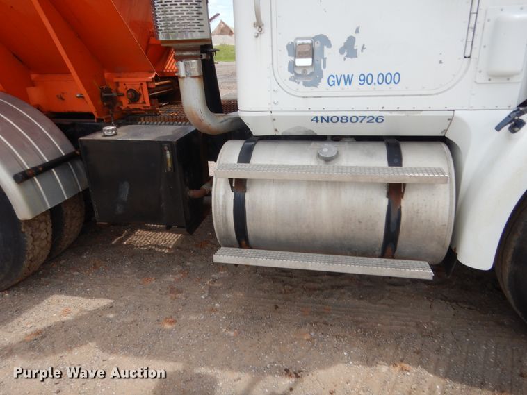 image for item DJ1907 2004 International 9400i  spreader truck