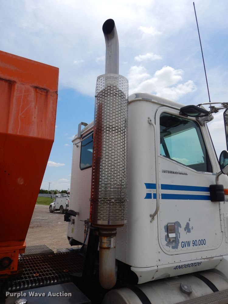 image for item DJ1907 2004 International 9400i  spreader truck