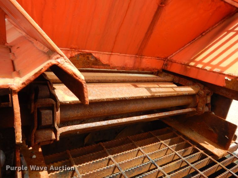 image for item DJ1907 2004 International 9400i  spreader truck