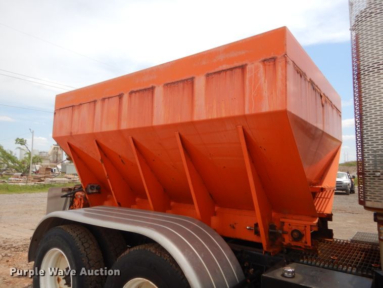 image for item DJ1907 2004 International 9400i  spreader truck